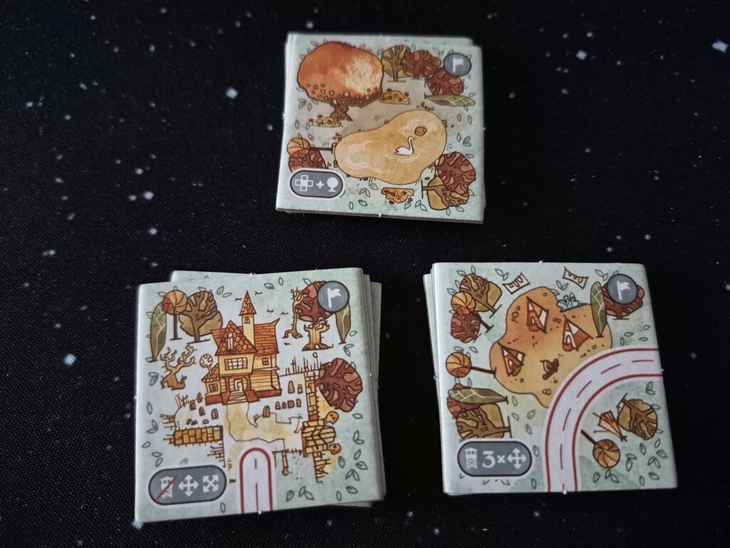 Drei Stapel Plättchen mit Symbolen.