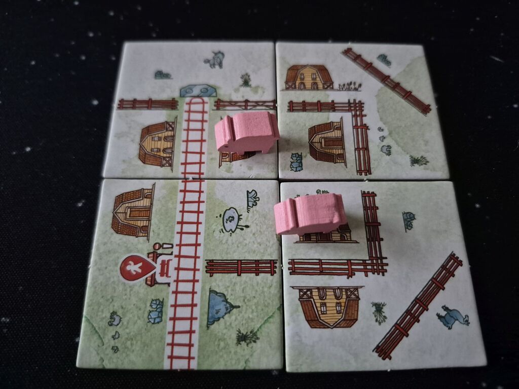 Vier Plättchen, zwei Holzsschweinchen.