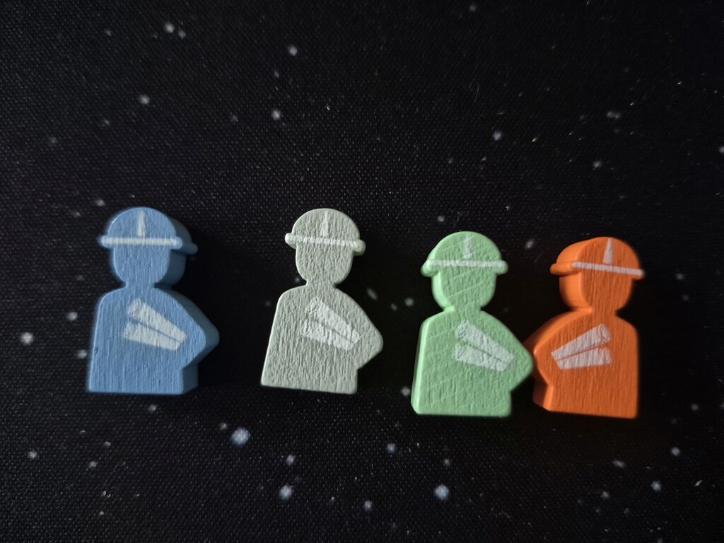 Vier Spielfiguren mit Plan und Helm.