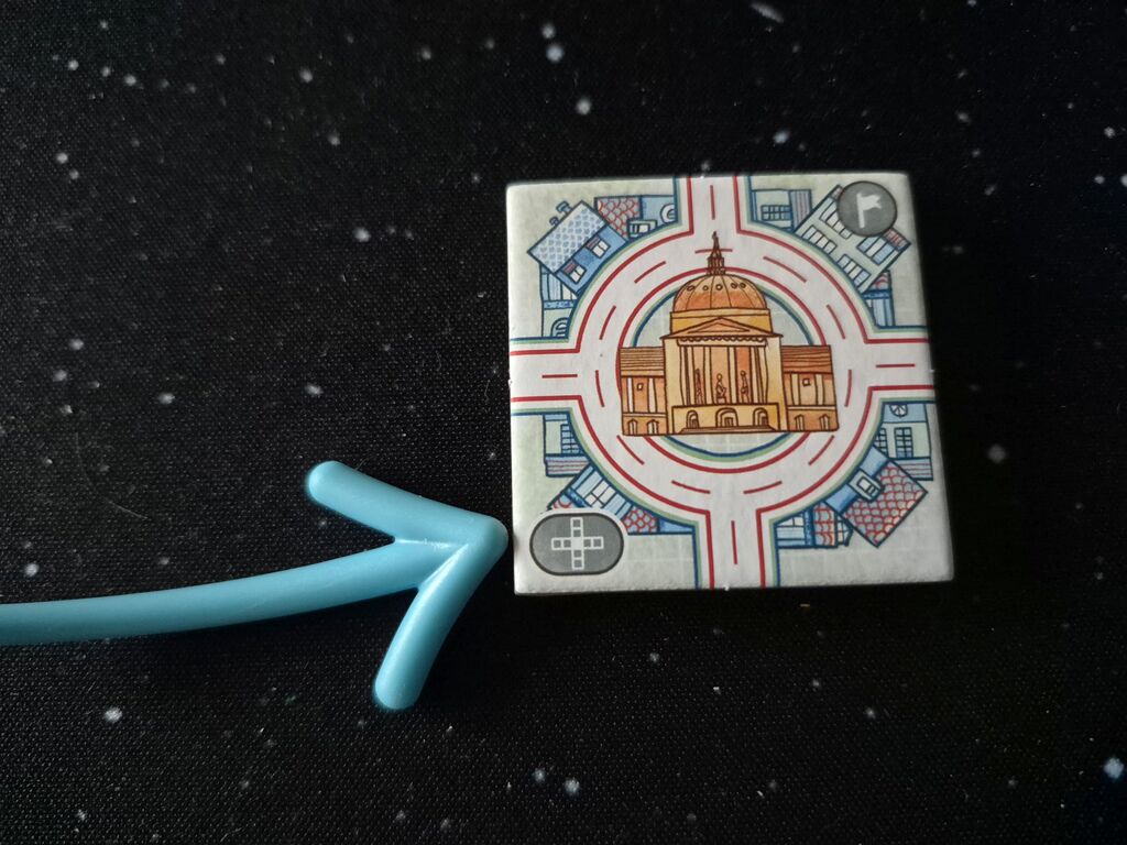 Ein Plättchen, aus "Railroad Tiles" ein Pfeil zeigt auf ein Symbol.