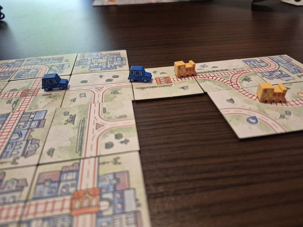 Speilmaterial auf einem dunkeln Tisch.