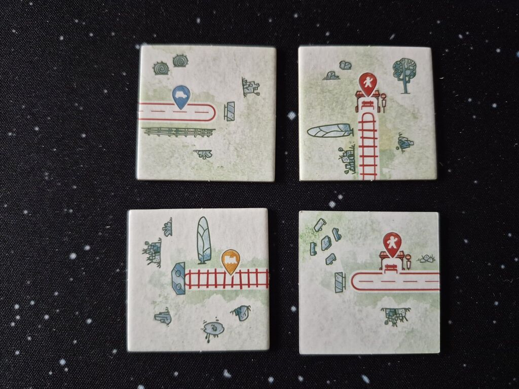 Vier Plättchen mit Straßen- oder Gleisanfang.