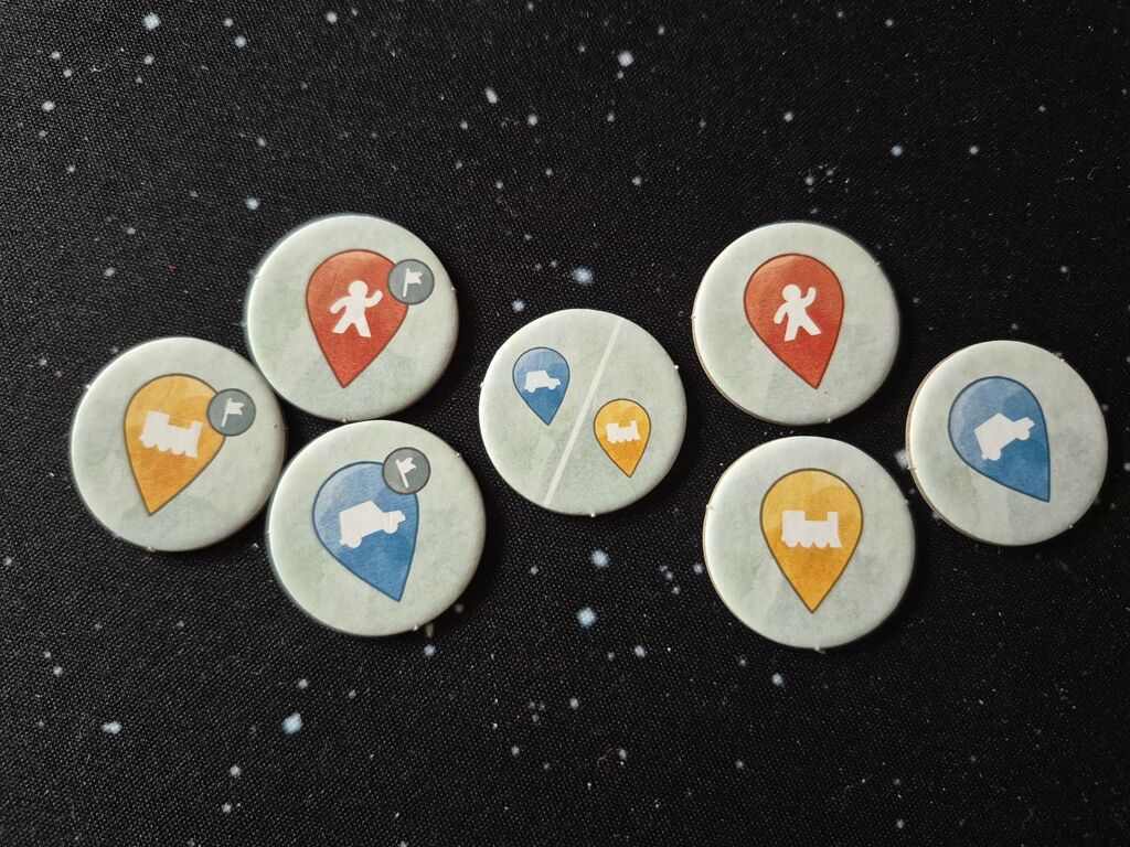 Sieben runde Marker mit Pin-Symbol.