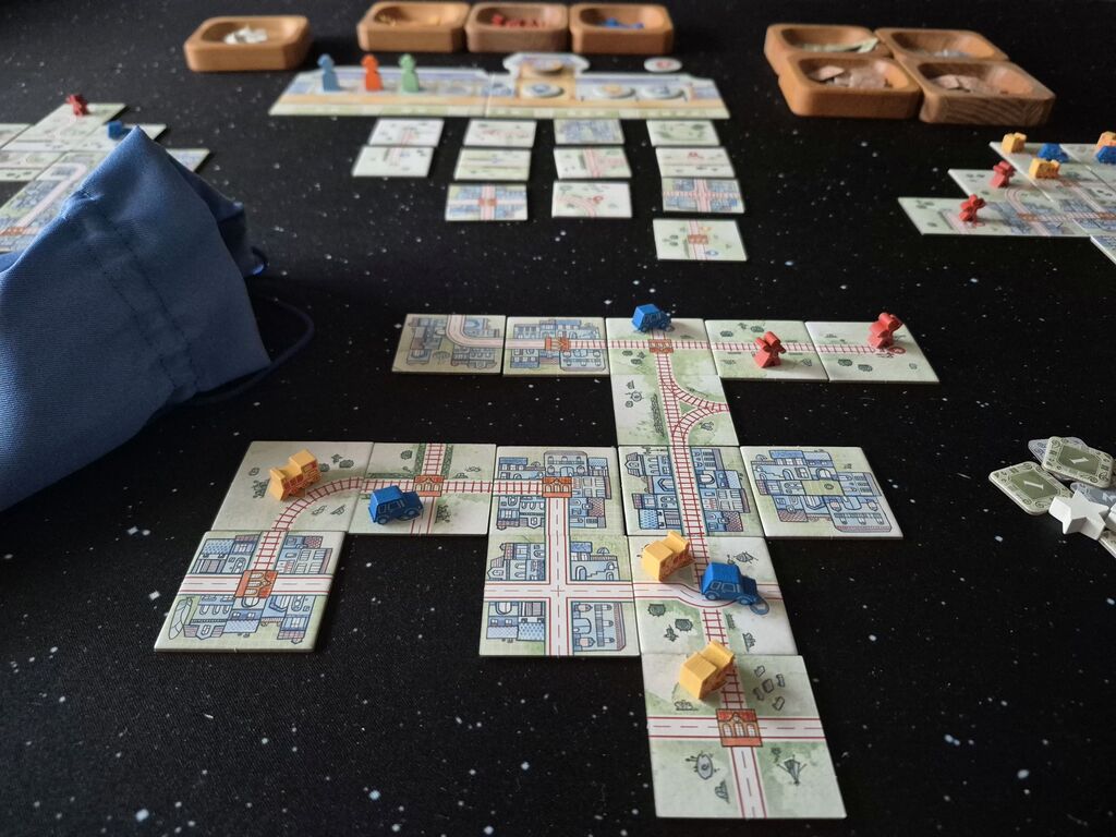 Spielmaterial im Spielverlauf von "Railroad Tiles".