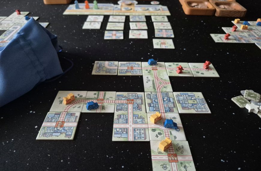 Spielmaterial im Spielverlauf von "Railroad Tiles".
