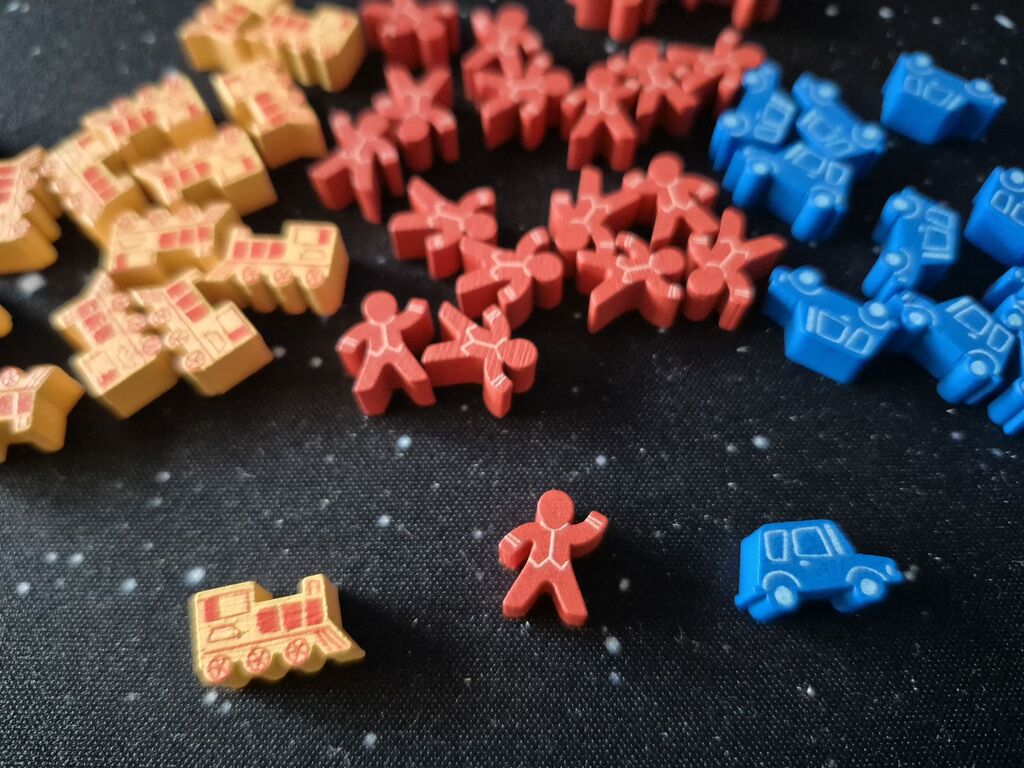 Gelbe, rote und blaue Spielfiguren.