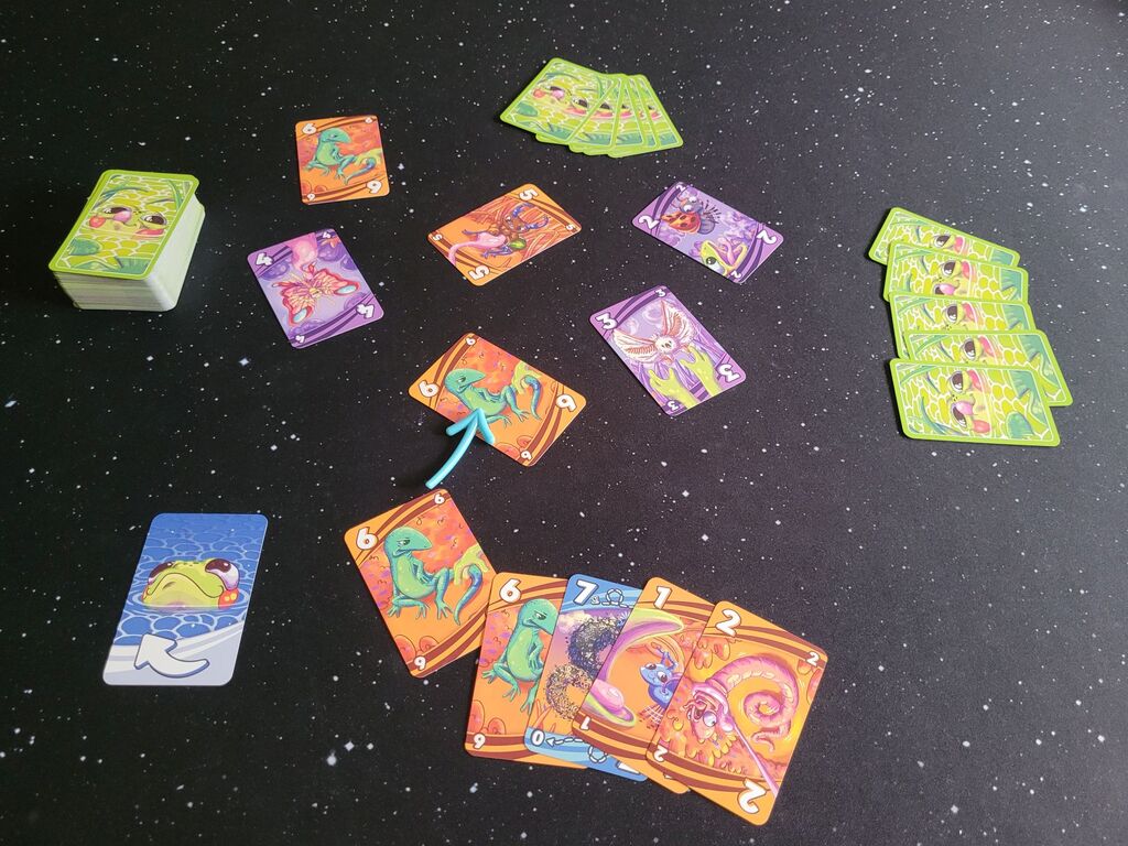 Karten auf einem Tisch.