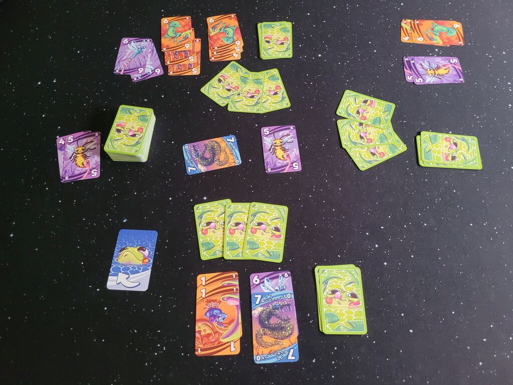 Viele Karten auf einem Tisch.