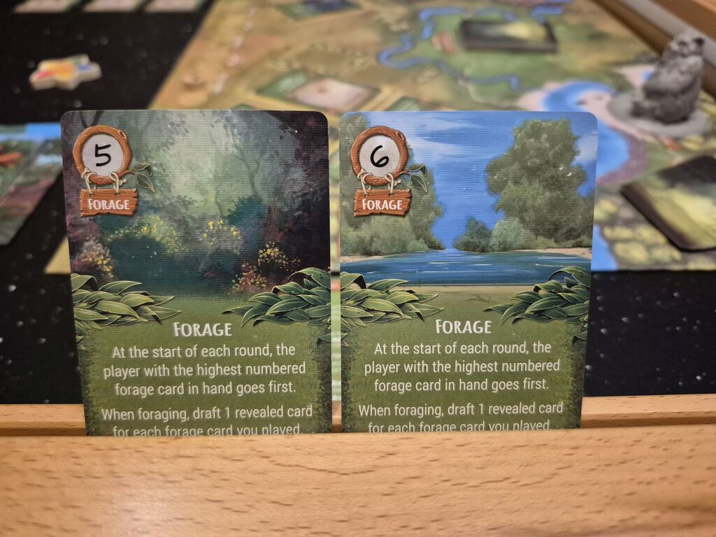 Zwei Karten mit Text und Symbolen.