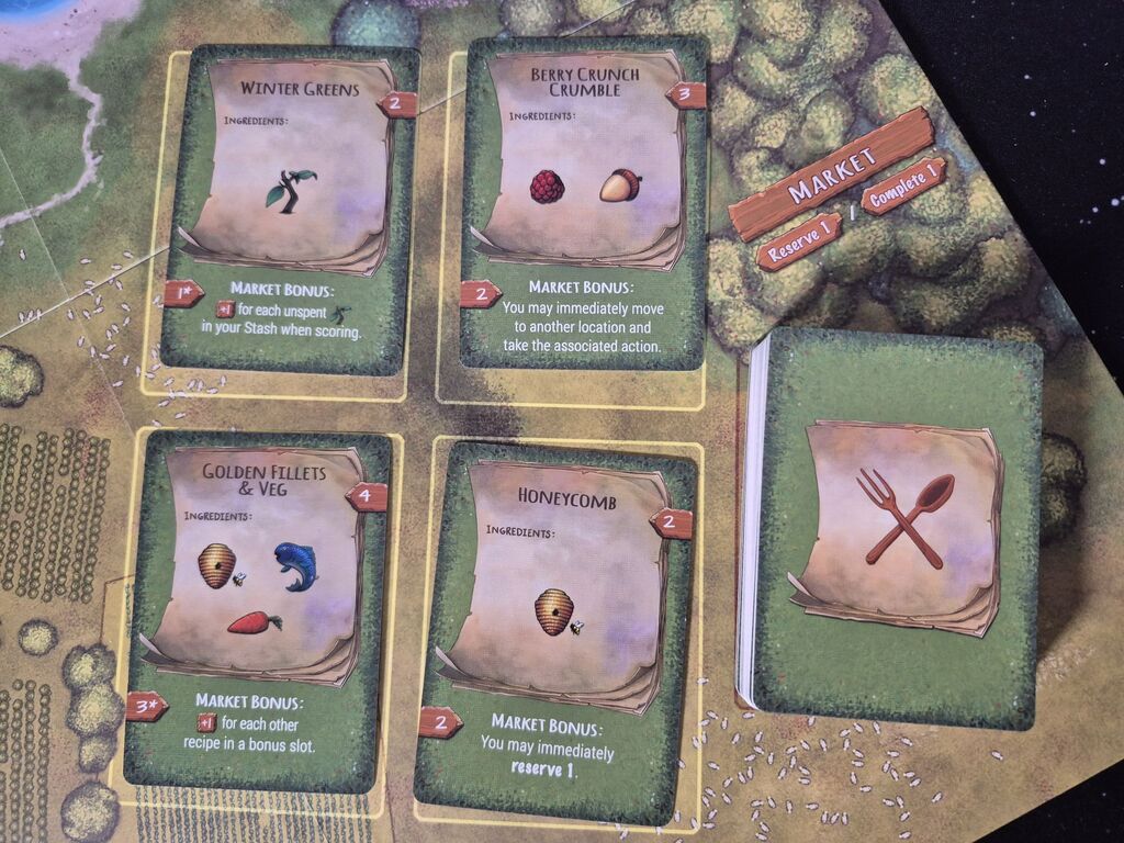 Vier aufgedeckte Karten mit Text und Symbolen, verdeckter Kartenstapel.