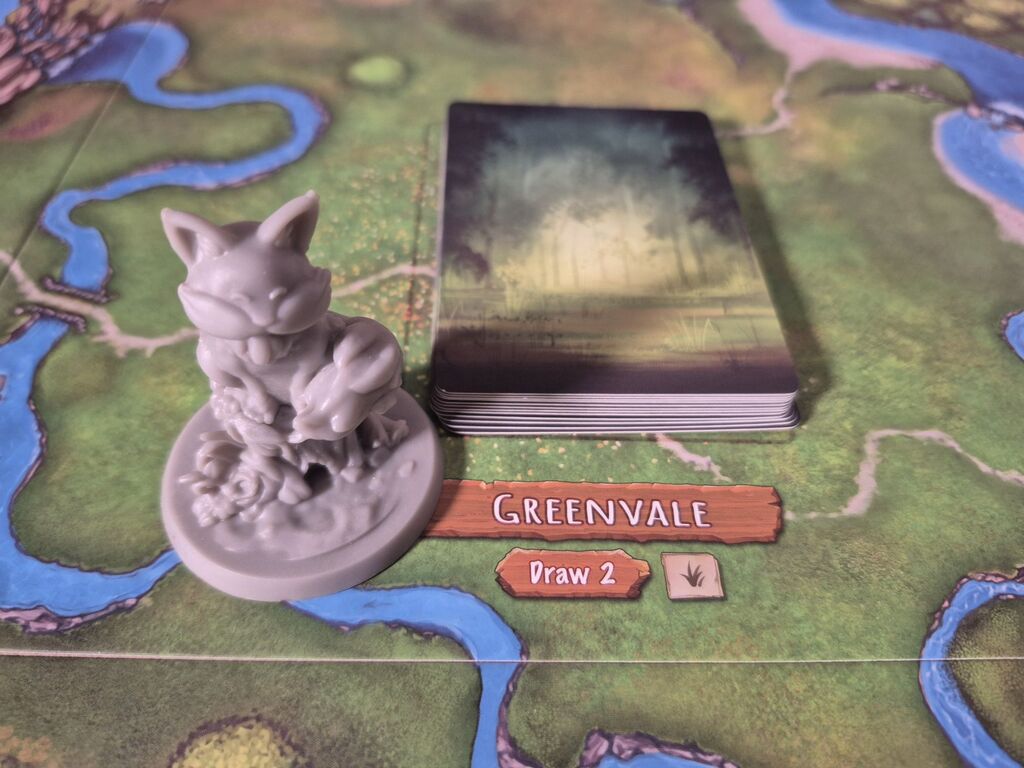 Spielfigur neben Kartenstapel.