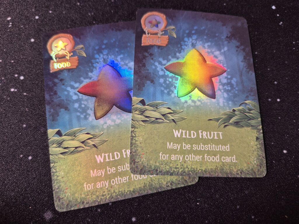 Zwei Kartne mit schimmernder Illustration und Text.