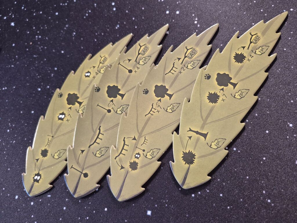 Blattförmige Plättchen mit Symbolen aus "Tales of Kunugi".