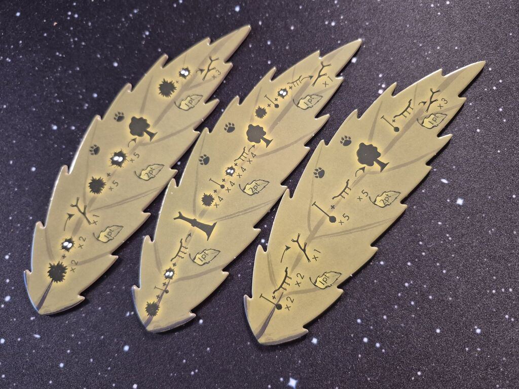 Blattförmige Plättchen mit Symbolen aus "Tales of Kunugi".