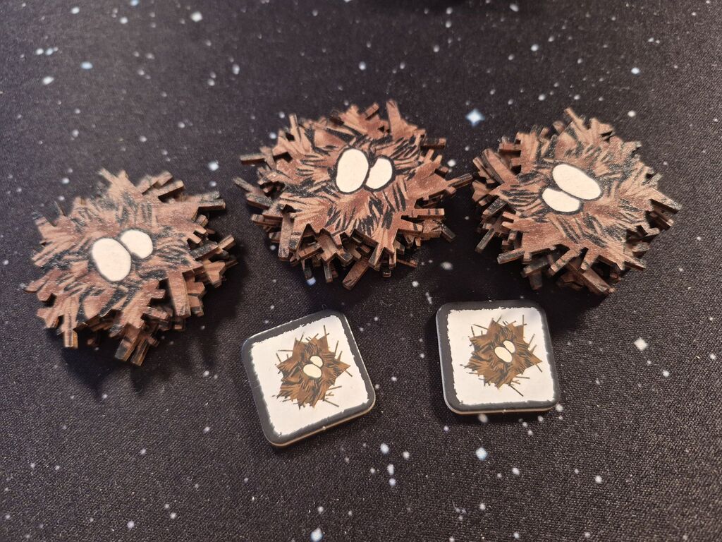 Plättchen in Form von Vogelnestern mit Eiern.