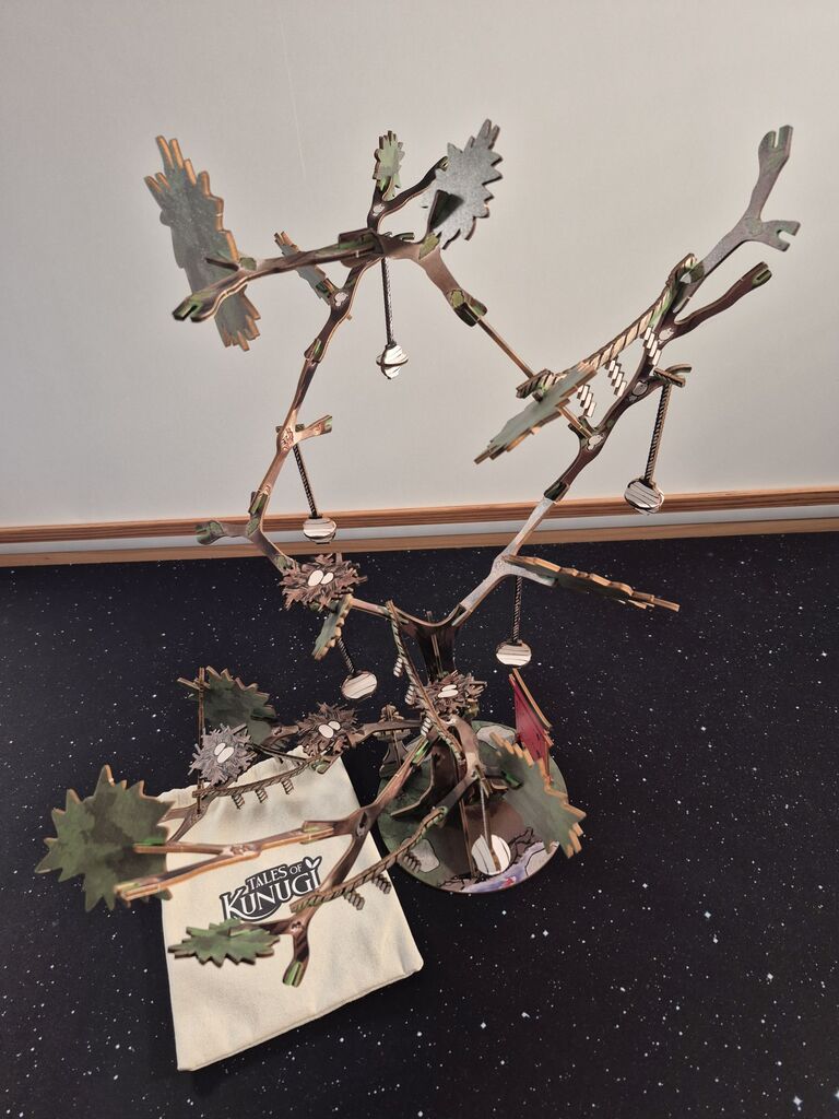 Ein aus vielen Einzelteilen zusammengesteckter Baum.