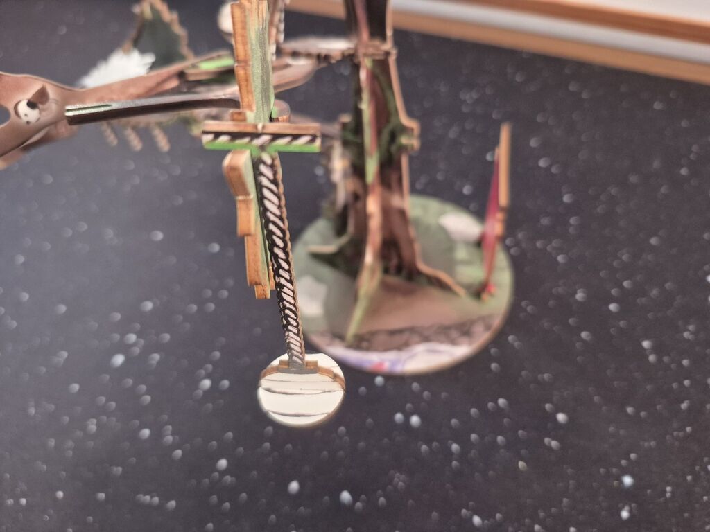 Eine Laterne hängt an Laub bei "Tales of Kunugi".