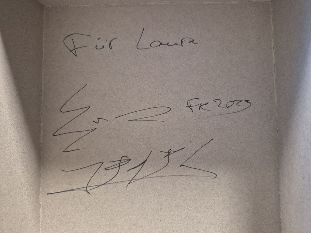 Unterschrift in Spielschachtel.