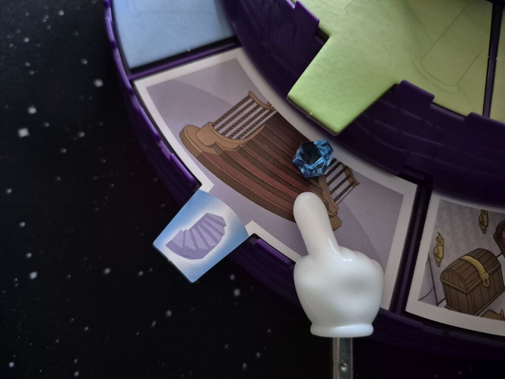 Ein Zeiger zeigt auf ein Plättchen mit einer Treppe.