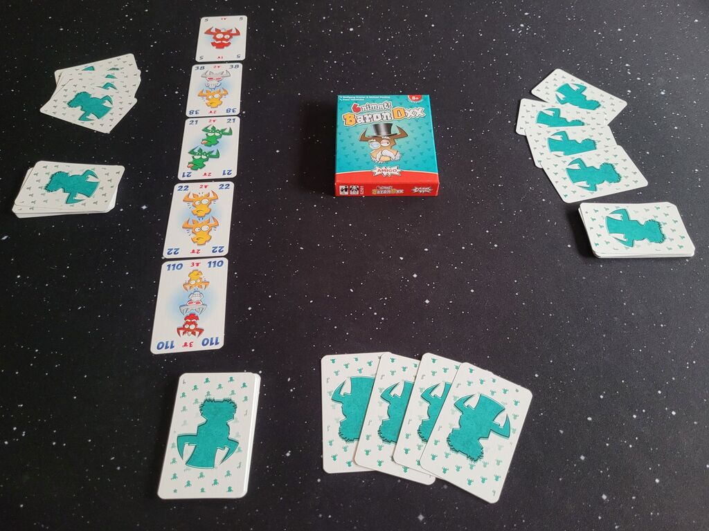 Spielaufbau mit Karten.