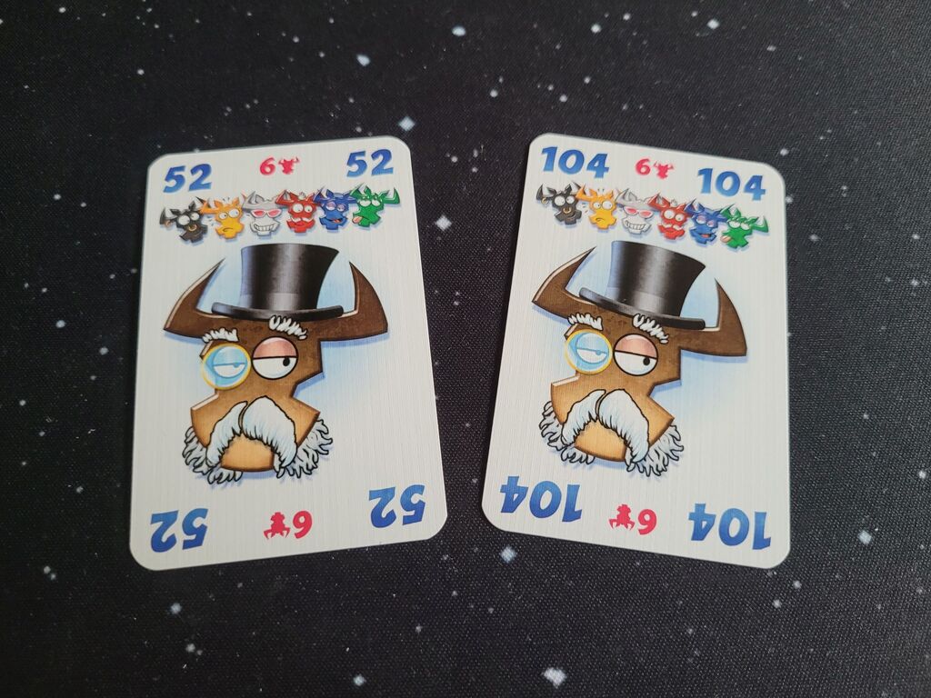 Zwei Karten mit Symbolen, Zahlen und Comic-Ochsenkopf.
