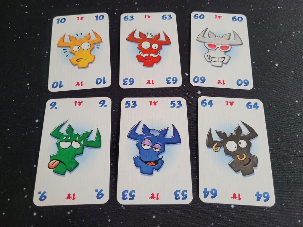 Sechs Karten mit Zahlen, Symbolen und Comic-Ochsenkopf.