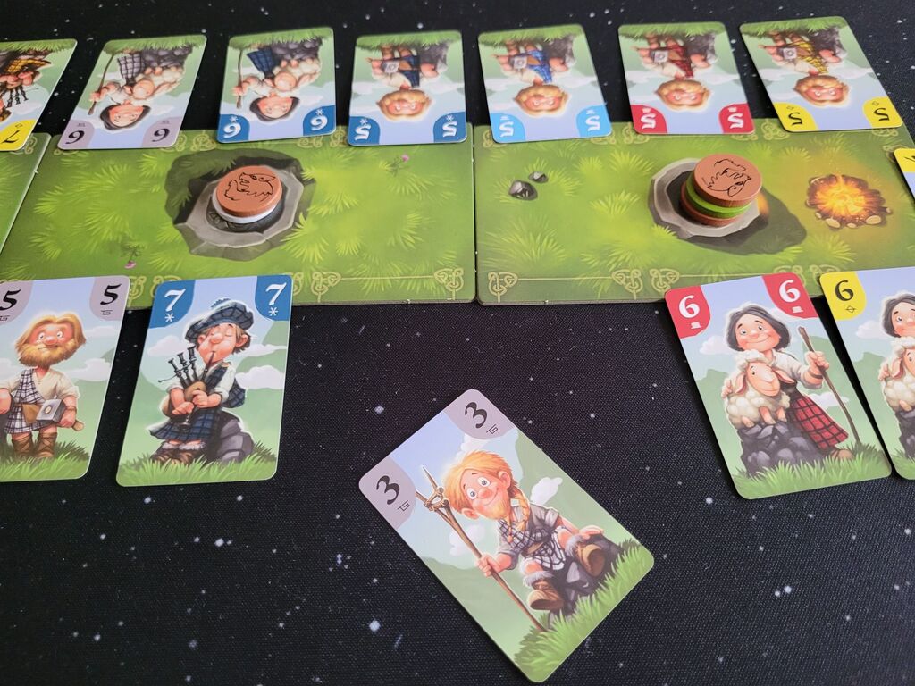 Karten um den Spielplan von "Clans and Glory".