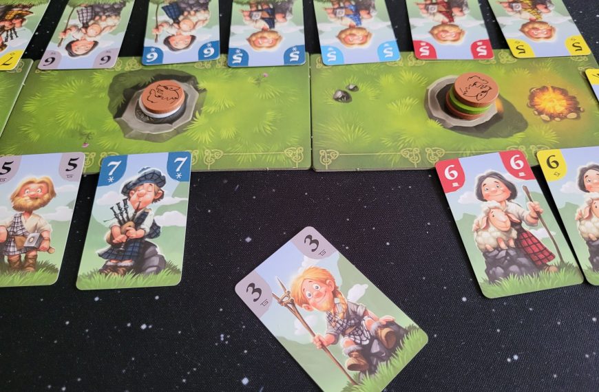 Karten um den Spielplan von "Clans and Glory".