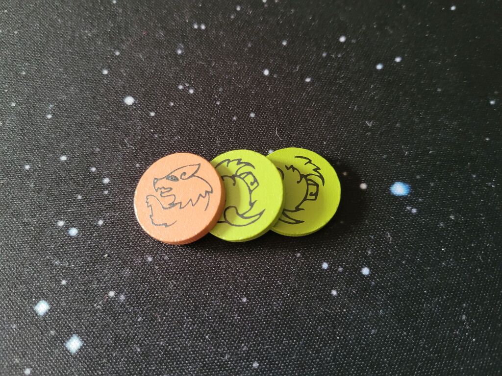 Drei Holzmarker.