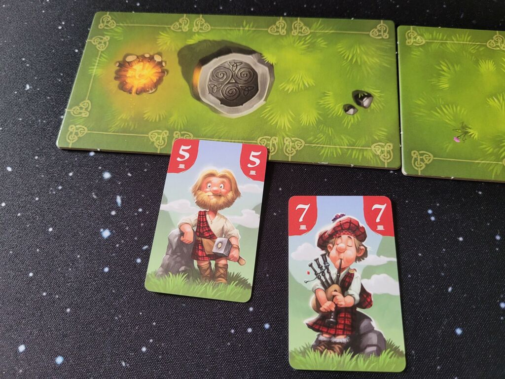 Zwei Karten und ein Teil des Spielplans von "Clans and Glory".
