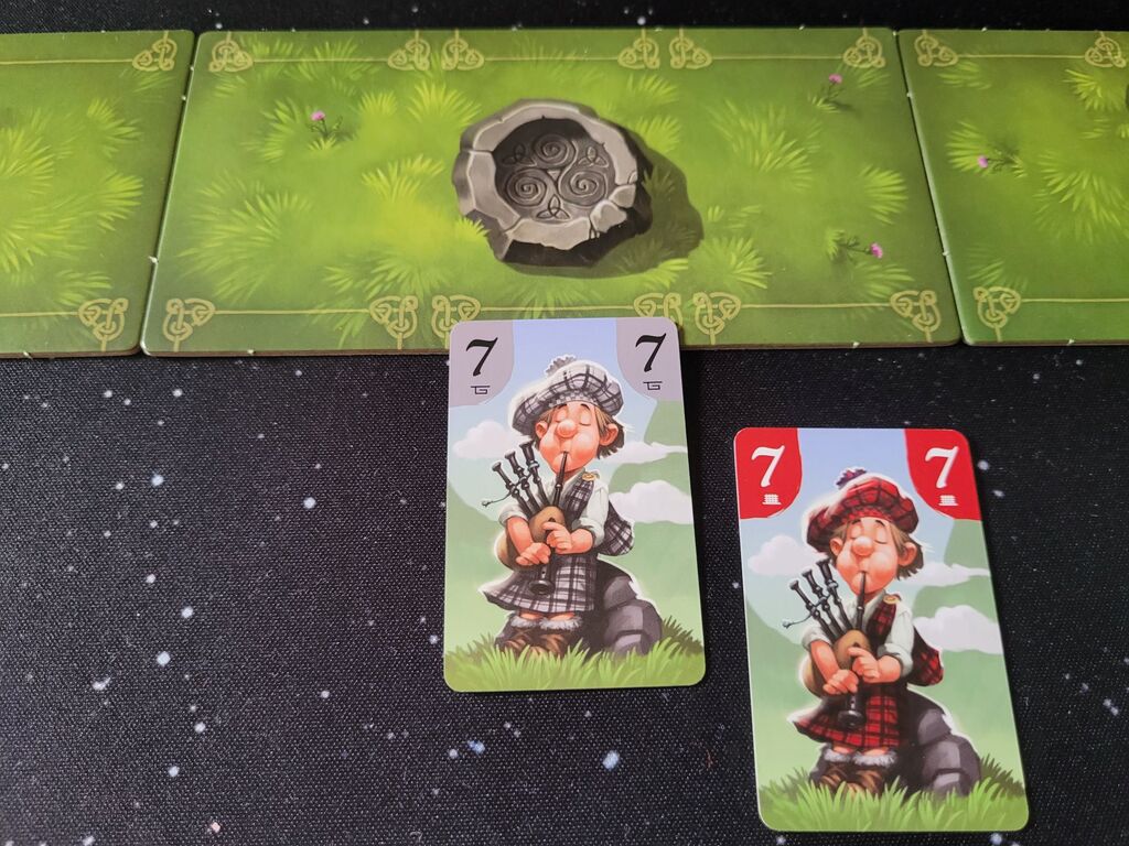 Zwei Karten neben Spielplan.
