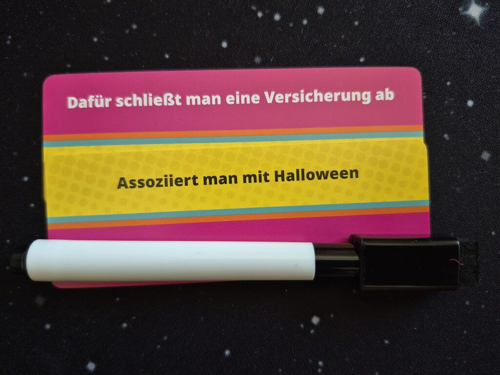 Zwei Karten und ein Stift.