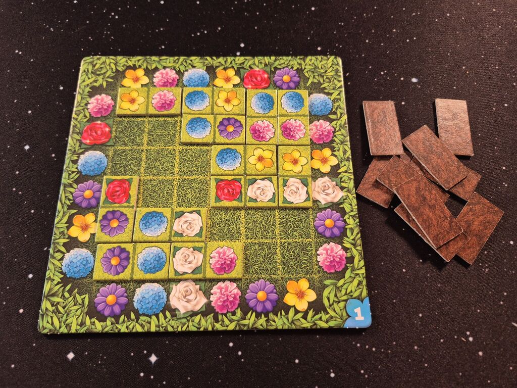 Spielplan mit Plättchen halb gefüllt.