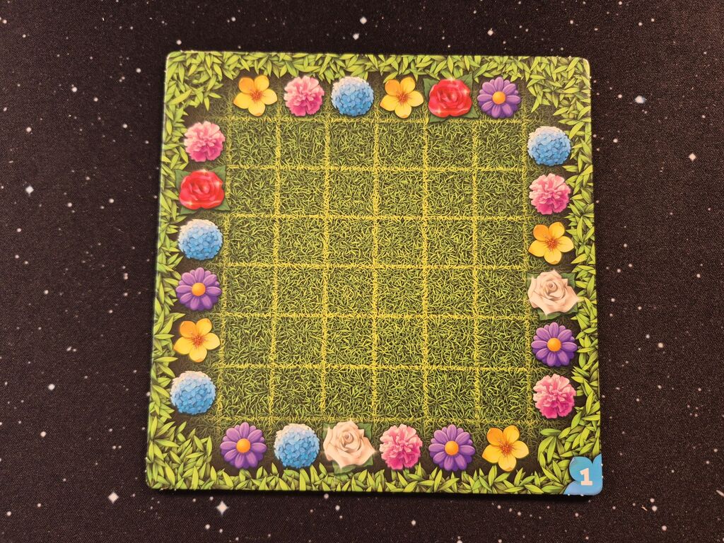Spielplan mit "sechs mal sechs"-Raster, Blumen am Rand.
