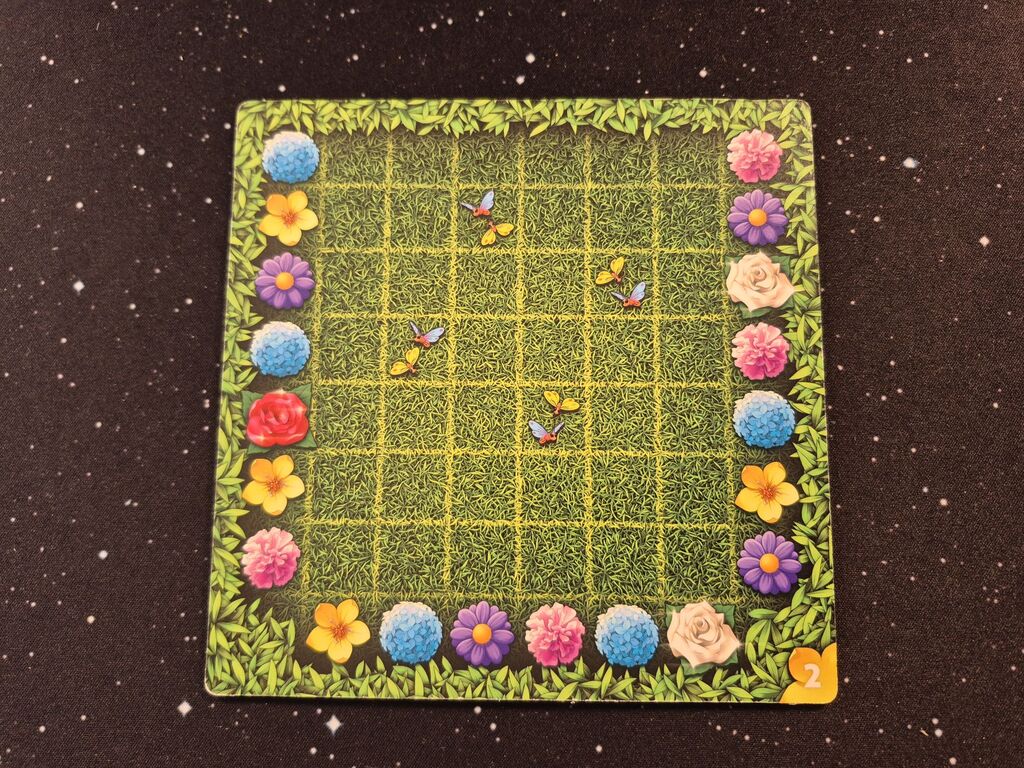 Spielplan mit "sechs mal sieben"-Raster, weniger Blumen am Rand.
