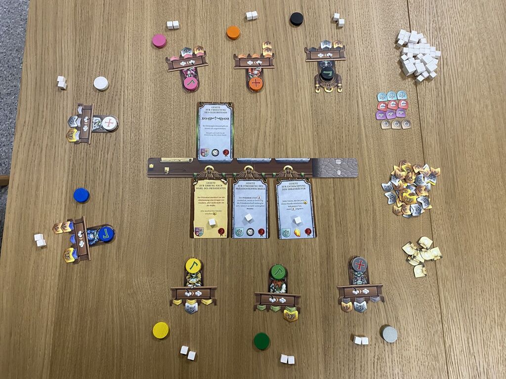 Aufgebautes Spielmaterial.