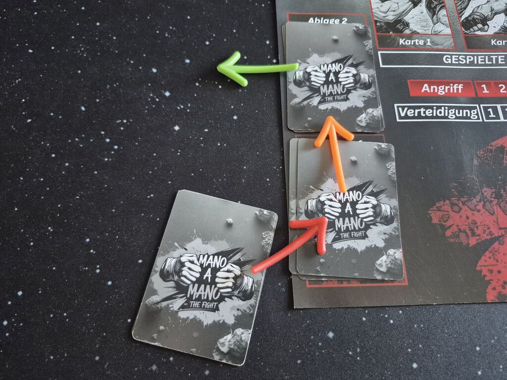 Kartenstapel auf und neben Spielplan.