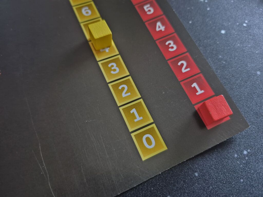 Zahlenskalen mit farblich passenden Würfeln.