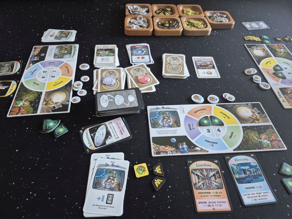 Spielmaterial von "Moon Colony Bloodbath" im Spielverlauf.