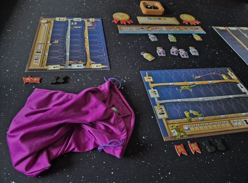 Spielaufbau von "Morty Sorty Magic Shop".