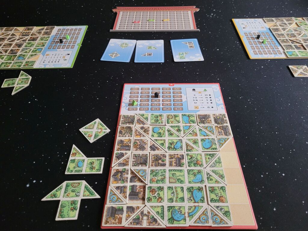 Spielmaterial von "Tangram City" bei Spielende.