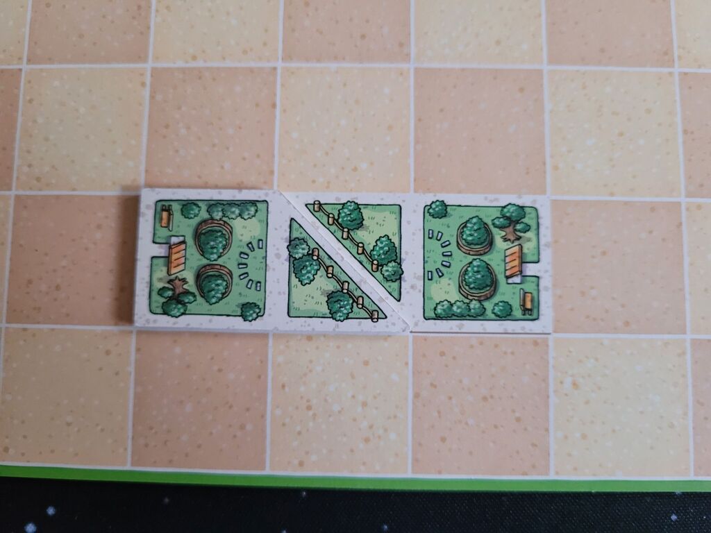 Anderer Spielplan, Plättchen auf andere Seite gedreht angebaut.