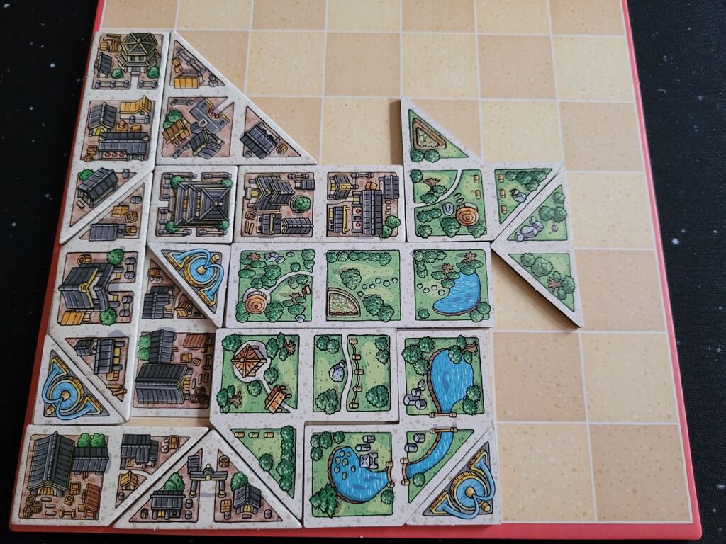 Tableau von "Tangram City" mit vielen Plättchen.