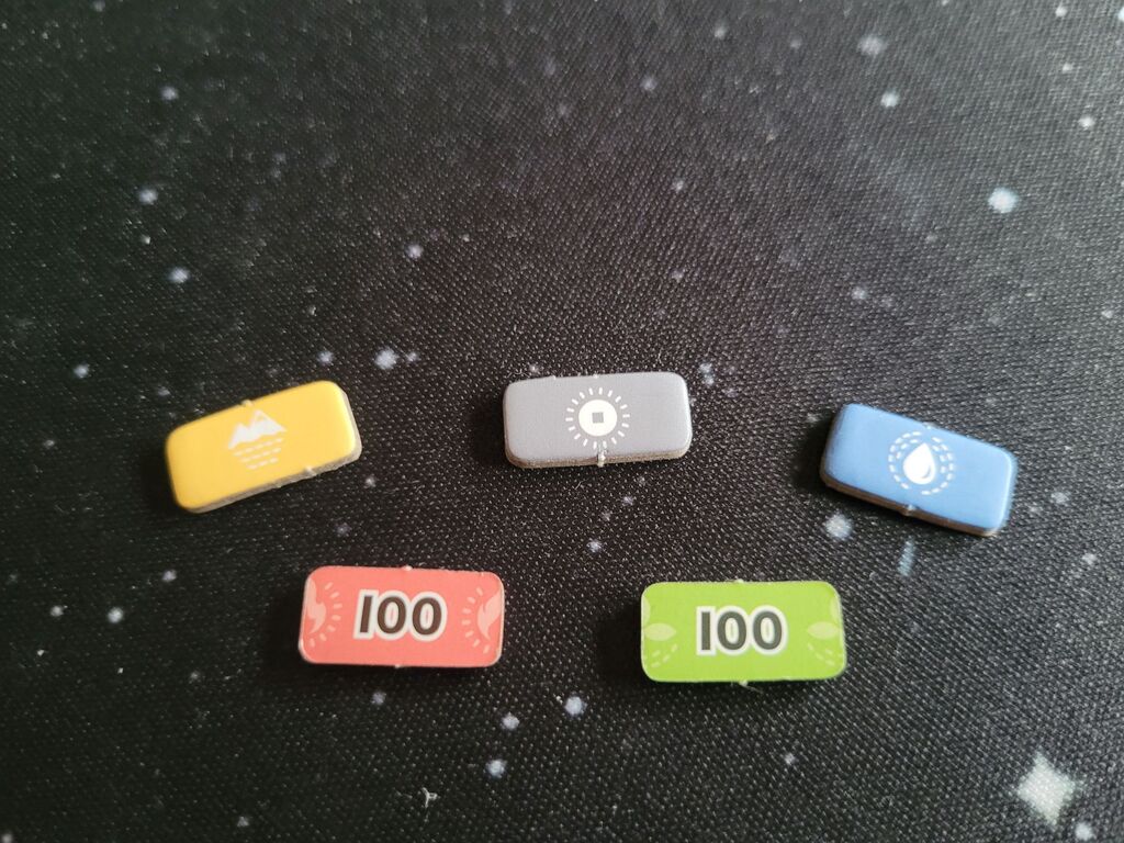 Fünf Marker in Spielerfarben aus "Tangram City".