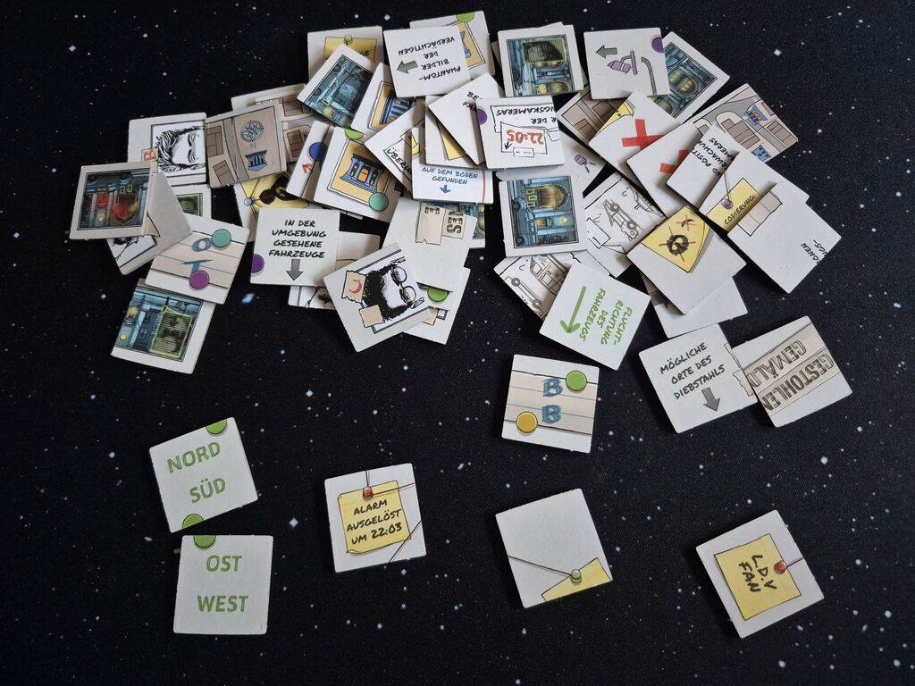 Plättchen mit Text, Illustrationen ud Symbolen aus "Behind".