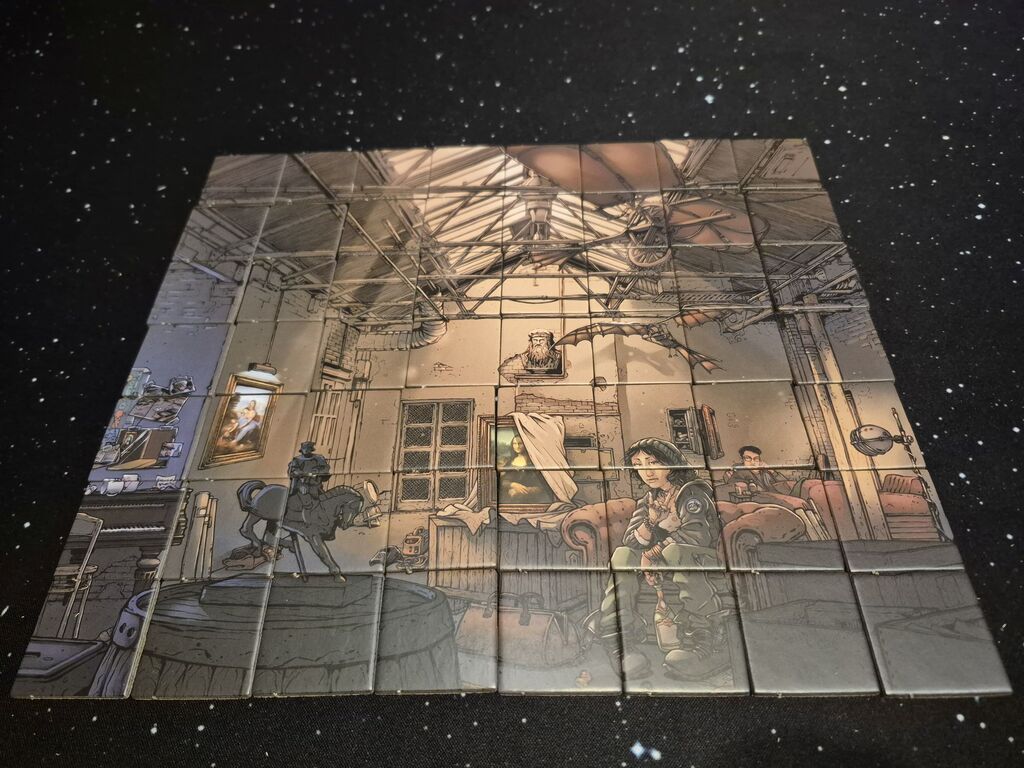 Rückseite der Auslage mit einem Bild von einem Raum mit zwei Menschen und der geklauten "Mona Lisa".