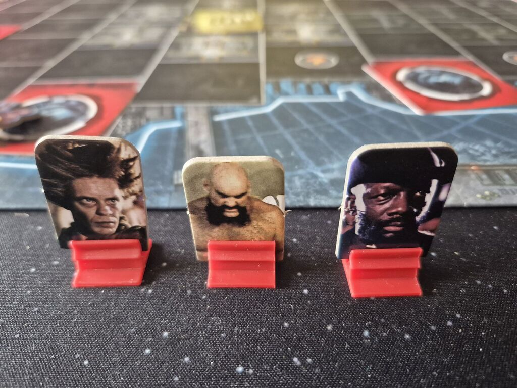 Drei Spielfiguren mit Gesichtern der Bösen aus dem Film "Die Klapperschlange".