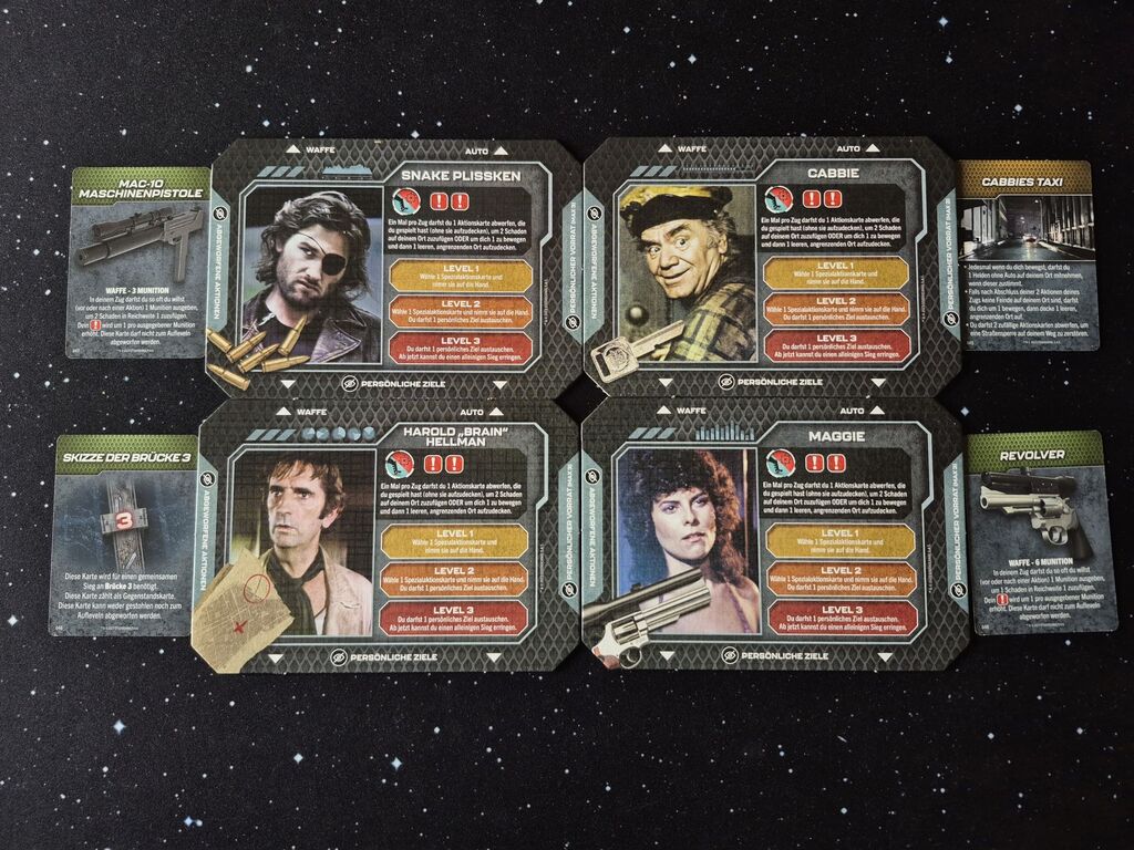 Vier Spielertableaus mit je einer Karte.