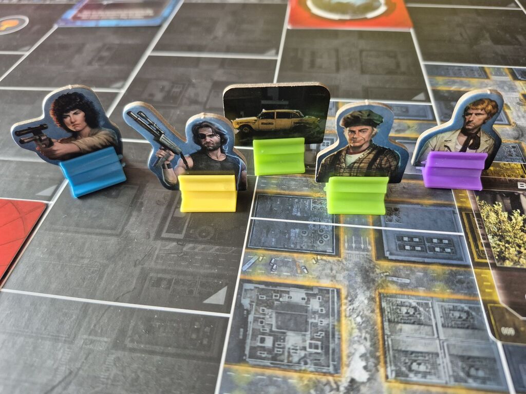 Fünf Spielfiguren auf dem Spielplan.