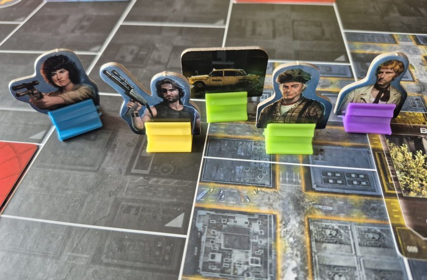 Fünf Spielfiguren auf dem Spielplan.